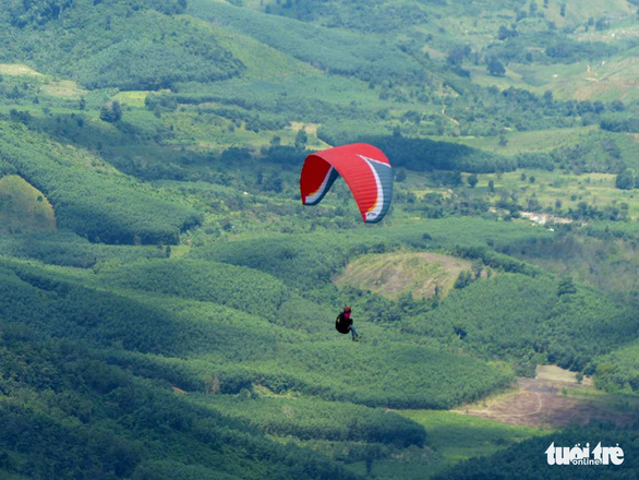 Paragliding in Son Thai – Giang Ly mountain, the south-central provinces of Khanh Hoa. Photo: Nguyen Ngoc Thanh / Tuoi Tre