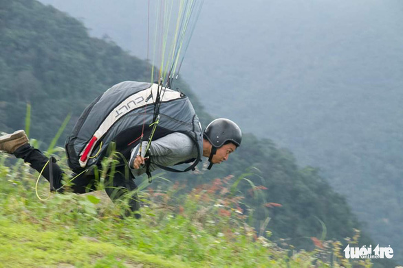 A paraglider is about to fly paragliding in the south-central provinces of Khanh Hoa. Photo: Nguyen Ngoc Thanh / Tuoi Tre