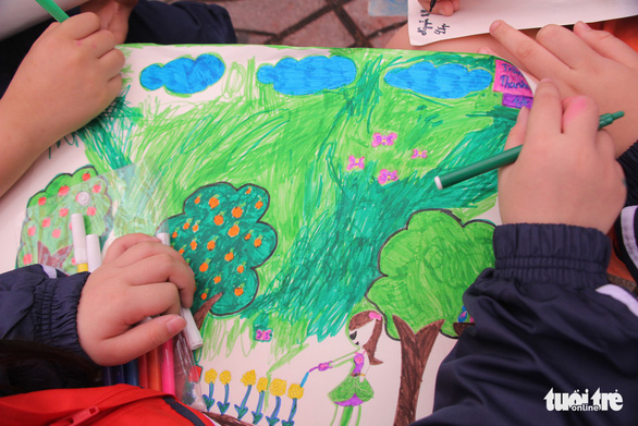 A drawing depicting people planting trees. Photo: Ha Thanh / Tuoi Tre