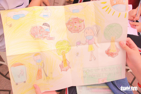 A drawing by a fifth-grader of students cleaning up garbage. Photo: Ha Thanh / Tuoi Tre