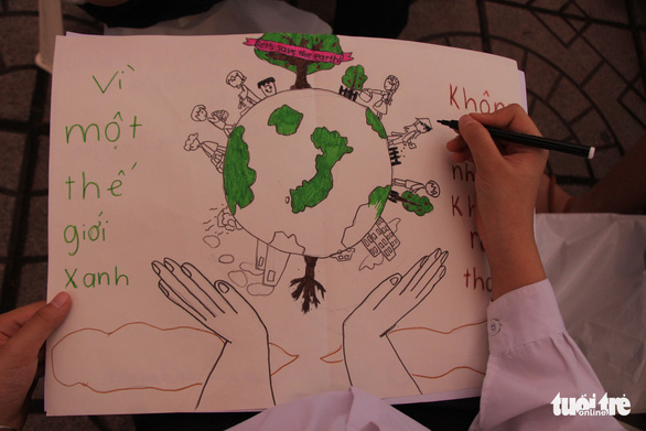 A drawing by a fifth-grader of two hands holding the green earth. Photo: Ha Thanh / Tuoi Tre