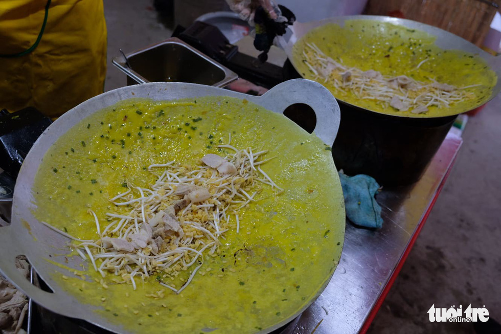  Banh xeo Nam Bo – a southern Vietnamese savory fried pancake made of rice flour, water, and turmeric powder, stuffed with seafood and ground meat, and served with veggies. Photo: Quan Nam / Tuoi Tre