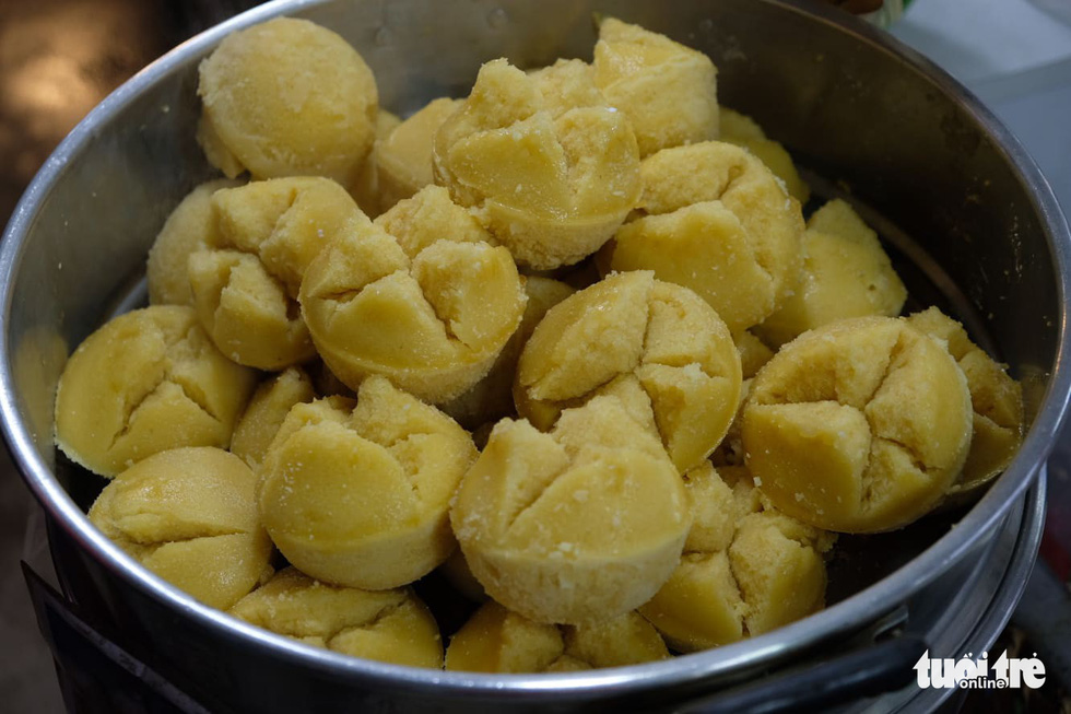 Banh bo mat ong – a honey-flavored sponge cake. Photo: Quan Nam / Tuoi Tre