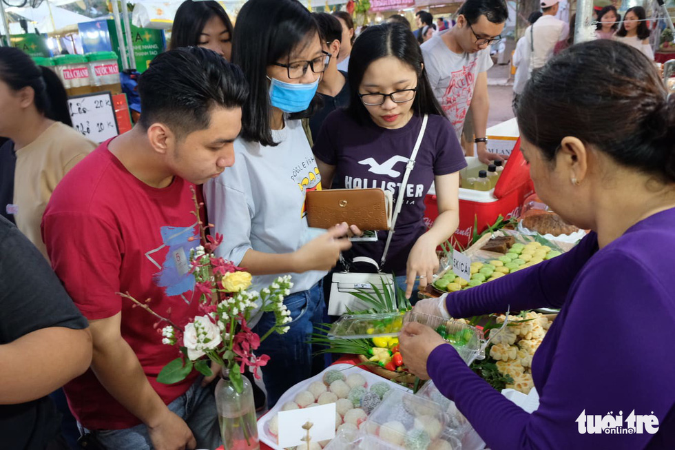  Visitors buy cakes at a food stall at the eighth Vietnamese Traditional Cake Festival in Can Tho City, southern Vietnam. Photo: Lan Ngoc / Tuoi Tre
