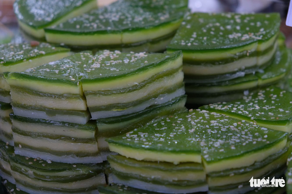  Banh da lon – a Vietnamese steamed layer cake made from tapioca starch, rice flour, mashed mung beans, taro, or durian, coconut milk and/or water, and sugar. Photo: Quan Nam / Tuoi Tre