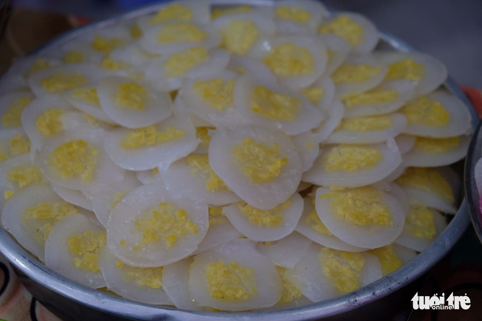  Banh beo – a central Vietnamese cake made from a combination of rice flour and tapioca flour stuffed with dried shrimps, crispy pork skin, scallion oil, and dipping sauce. Photo: Quan Nam / Tuoi Tre