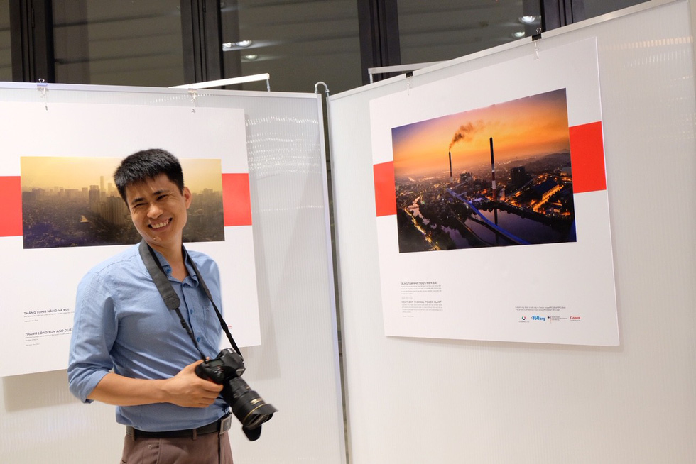  Nguyen Thanh Chung smiles with pride in front of his award-winning photo. Photo: Hong Van / Tuoi Tre