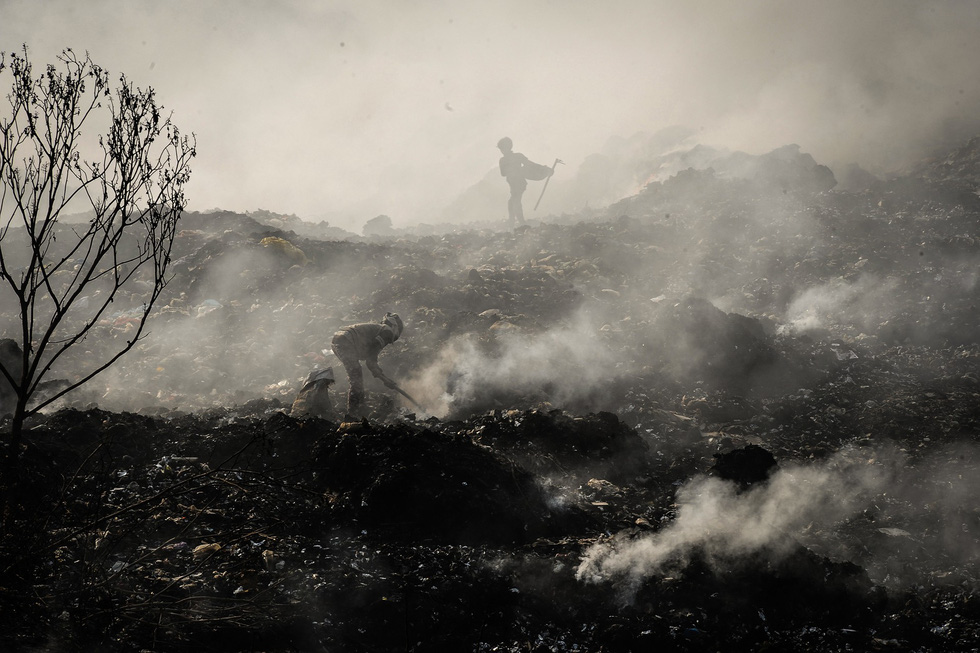 “Picking up garbage” by Pham Huy Dang