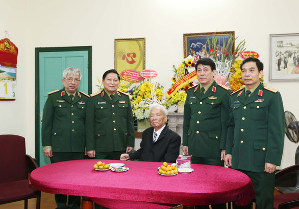 Former State President Le Duc Anh is pictured with leaders of the Ministry of National Defense in 2016. Photo: Vietnam News Agency