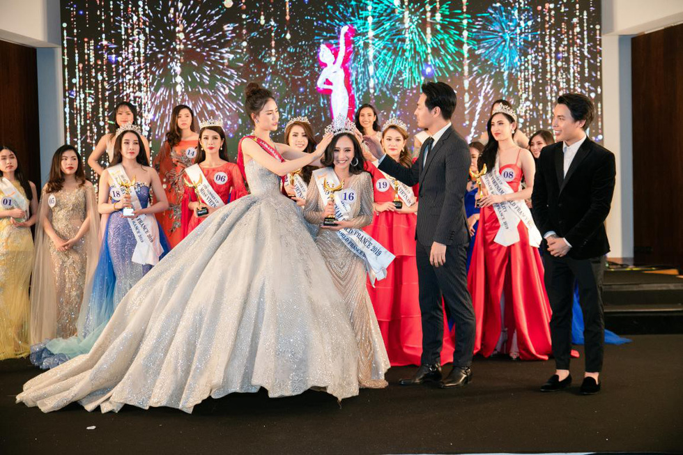 Tran Vu Huong Tra (center) receives her crown at the finale night of Miss Vietnam World France 2019 in Paris on April 20, 2019. Photo: Supplied
