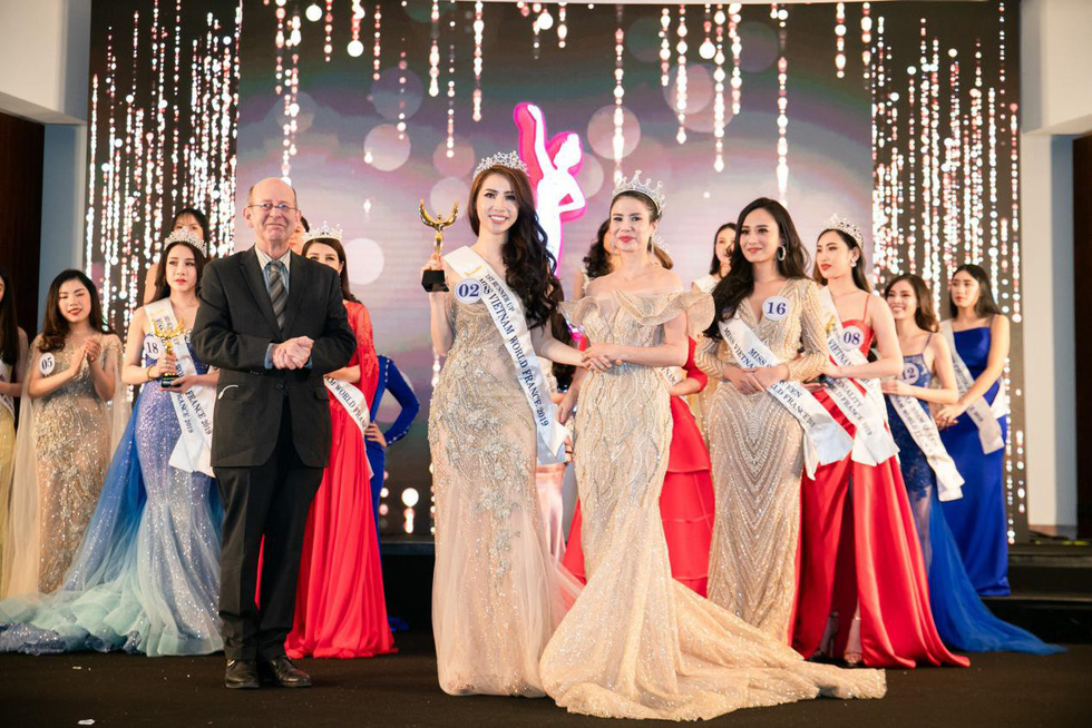The first runner-up Nguyen Thi Ngoc Van holds her award at the finale night of Miss Vietnam World France 2019 in Paris on April 20, 2019. Photo: Supplied