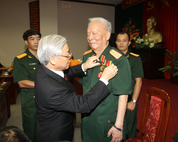 General Secretary Nguyen Phu Trong grants Le Duc Anh a medal marking his 75 years of Party membership in 2013. Photo: Vietnam News Agency