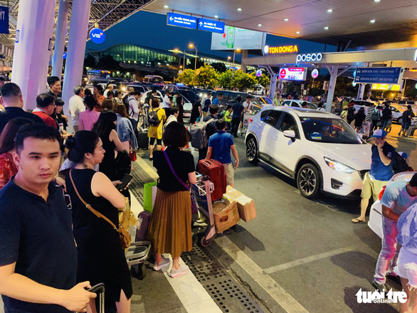 Passengers crowd inside Tan Son Nhat International Airport on April 26, 2019. Photo: Duyen Phan / Tuoi Tre