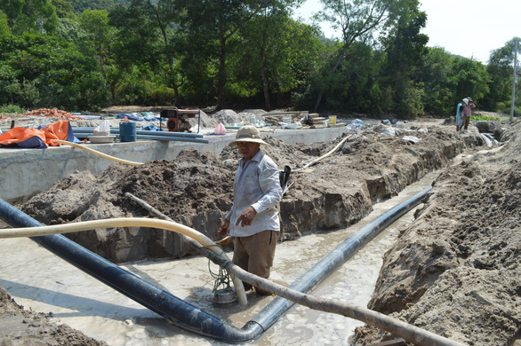 Workers install a system of clean water for people on the Cham Islands, the central Vietnamese province of Quang Nam. Photo: B. Dung / Tuoi Tre