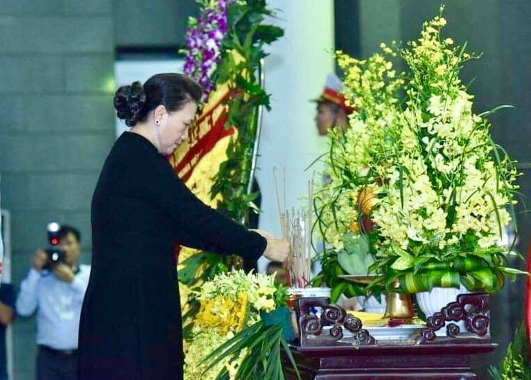 NA Chairwoman Nguyen Thi Kim Ngan pays her respect to the former president.