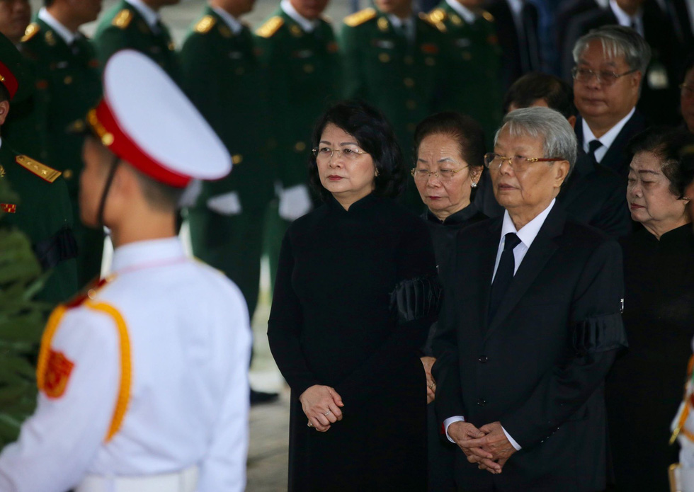 Deputy State President Dang Thi Ngoc Thinh (L)