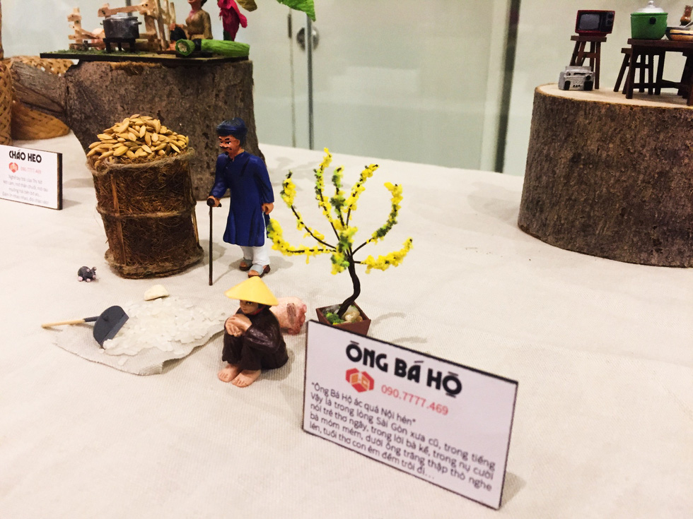 A miniature representing the reality of class discrimination between a rich man (left) and a poor farmer. Photo: Mai Thuy / Tuoi Tre