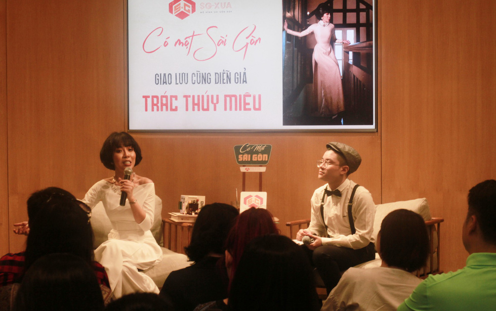 Vietnamese journalist Trac Thuy Mieu (left) talks about memories of Saigon at the exhibition. Photo: Mai Thuy / Tuoi Tre