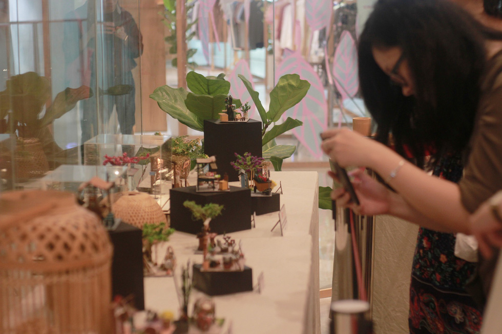 A visitor takes photo of the exhibits. Photo: Mai Thuy / Tuoi Tre