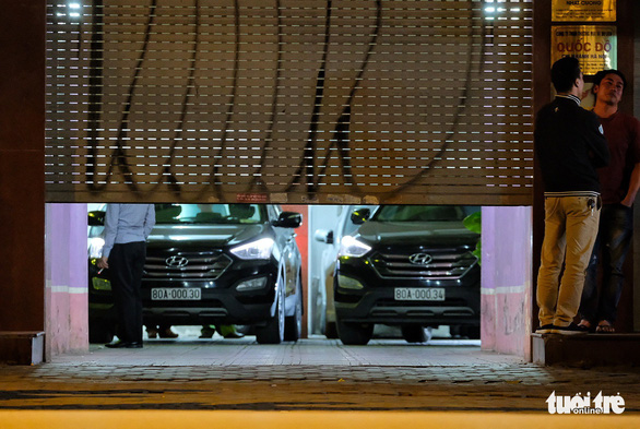 Officers leaving the headquarters of Nhat Cuong Mobile on Tran Phu Street on the night of May 9, 2019