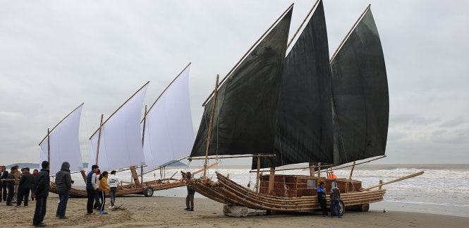 A photo of an old style bamboo raft (left) next to a modern raft. Photo: The Bamboo raft team
