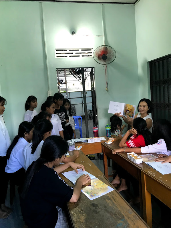 Reading in class with Ms Tran: Suoi Cat girl's school, Khanh Hoa. Photo: Ngoc Le