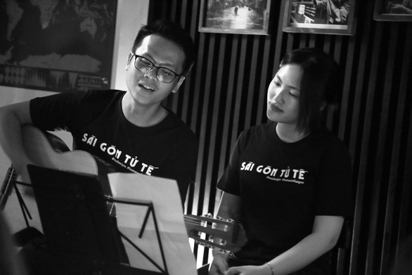 Vietnamese composer Ho Tien Dat and singer Nguyen Ha sing the theme song of  “A Beautiful Saigon” project. Photo: Le Van / Tuoi Tre