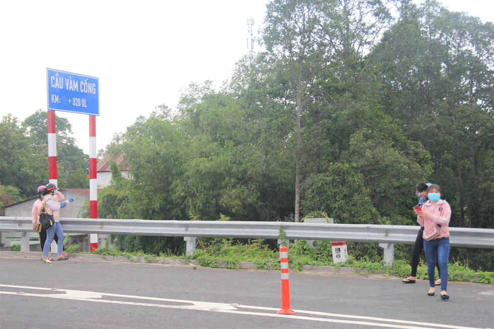 Local residents take photo of the bridge.