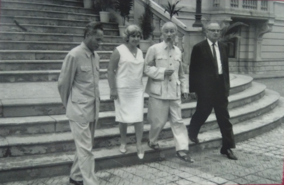 Vietnamese President Ho Chi Minh (second R) and Vietnamese Prime Minister Pham Van Dong receive Wilfred Burchett and his wife in Hanoi in 1966.