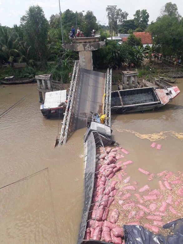 Tan Nghia Bridge gives way in the Mekong Delta province of Dong Thap on May 31, 2019. Photo: Tuoi Tre