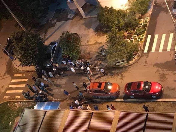  Residents gathered at the scene of the incident. Photo: Tuoi Tre Contributor