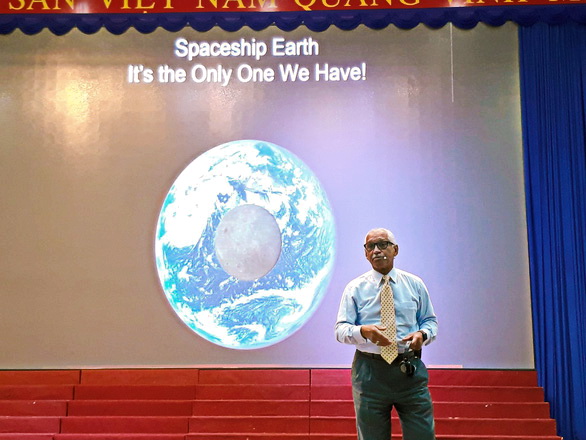 Former NASA administrator Charles Bolden talks with students in Ho Chi Minh City, Vietnam on June 12, 2019. Photo: Trong Nhan / Tuoi Tre