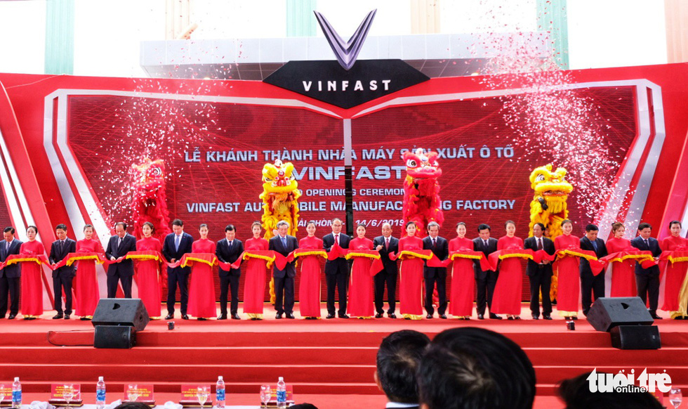Officials are seen at the ribbon-cutting ceremony for the Vinfast automobile manufacturing plant in Hai Phong, northern Vietnam, June 14, 2019. Photo: Nam Tran / Tuoi Tre