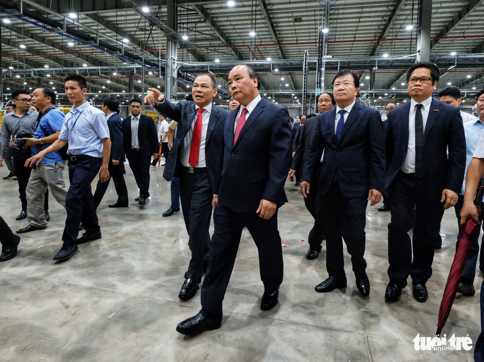 Prime Minister Nguyen Xuan Phuc (right) tours the plant. Photo: Nam Tran / Tuoi Tre