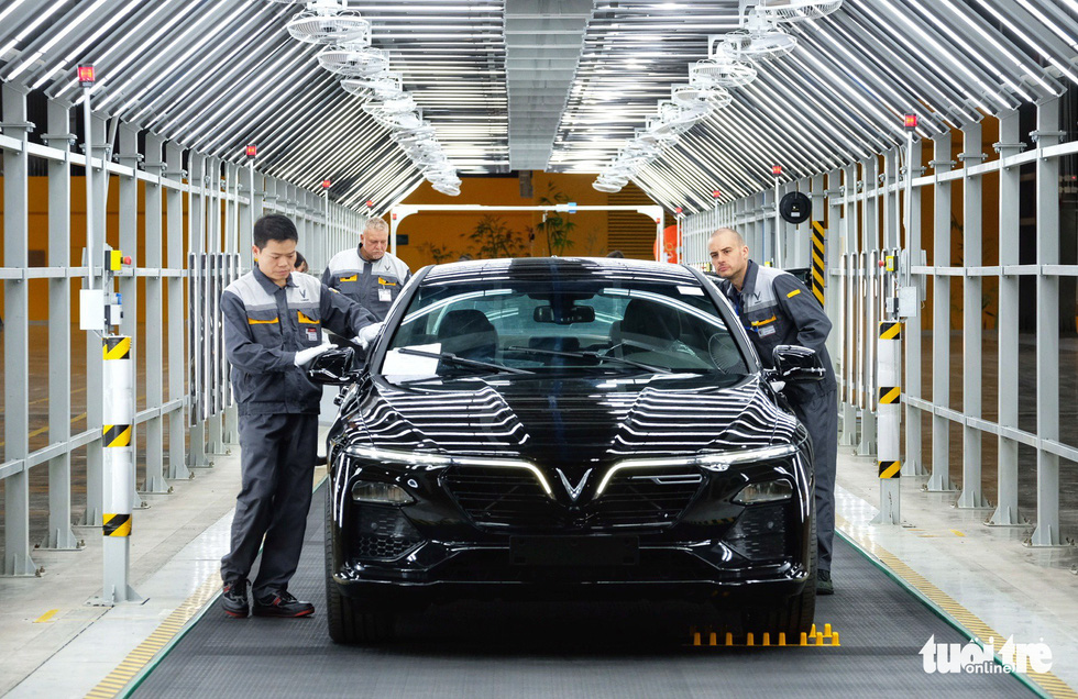 Vietnamese and foreign engineers work at the plant. Photo: Nam Tran / Tuoi Tre