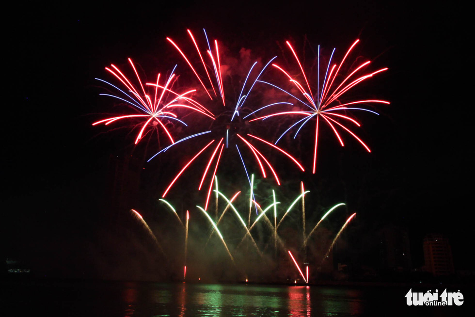 A part of Finnish team fireworks JoHo Pyro Professional AB performance at Da Nang International Fireworks Festival 2019 on June 15, 2019. Photo: Tan Luc / Tuoi Tre