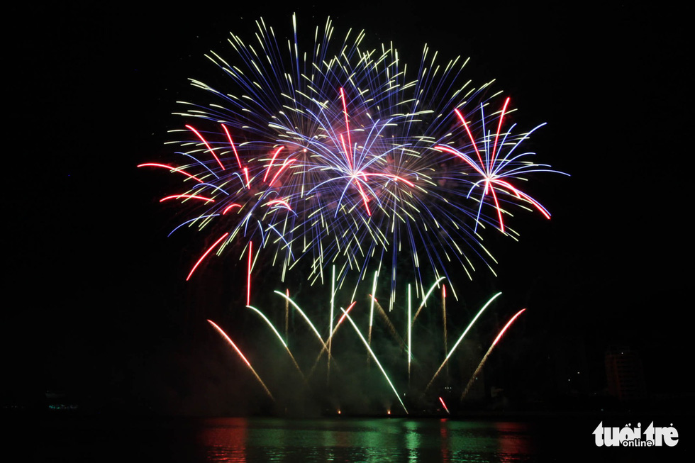 A part of Finnish team fireworks JoHo Pyro Professional AB performance at Da Nang International Fireworks Festival 2019 on June 15, 2019. Photo: Tan Luc / Tuoi Tre