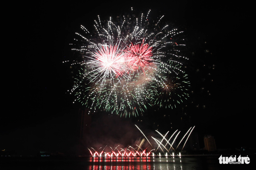 A part of Finnish team fireworks JoHo Pyro Professional AB performance at Da Nang International Fireworks Festival 2019 on June 15, 2019. Photo: Tan Luc / Tuoi Tre