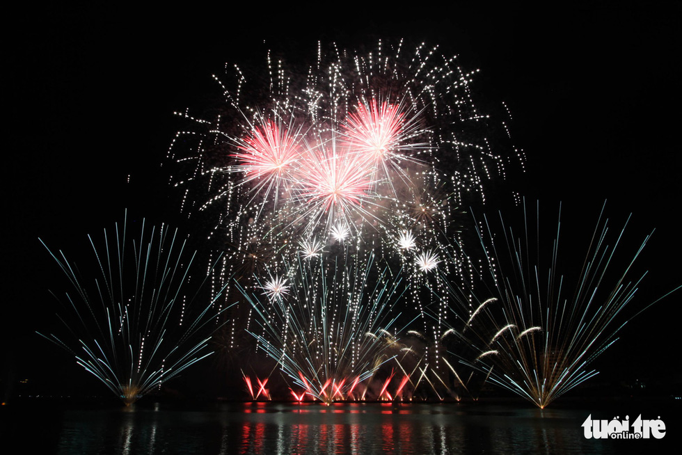 A part of Finnish team fireworks JoHo Pyro Professional AB performance at Da Nang International Fireworks Festival 2019 on June 15, 2019. Photo: Tan Luc / Tuoi Tre