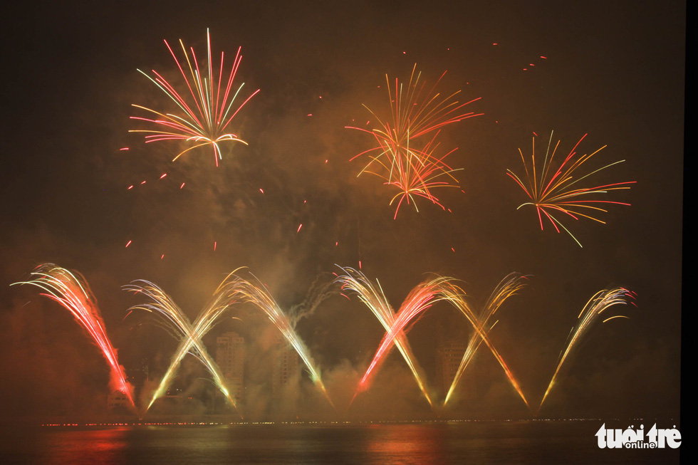 A part of Italian team fireworks Parente Fireworks Group performance at Da Nang International Fireworks Festival 2019 on June 15, 2019. Photo: Tan Luc / Tuoi Tre