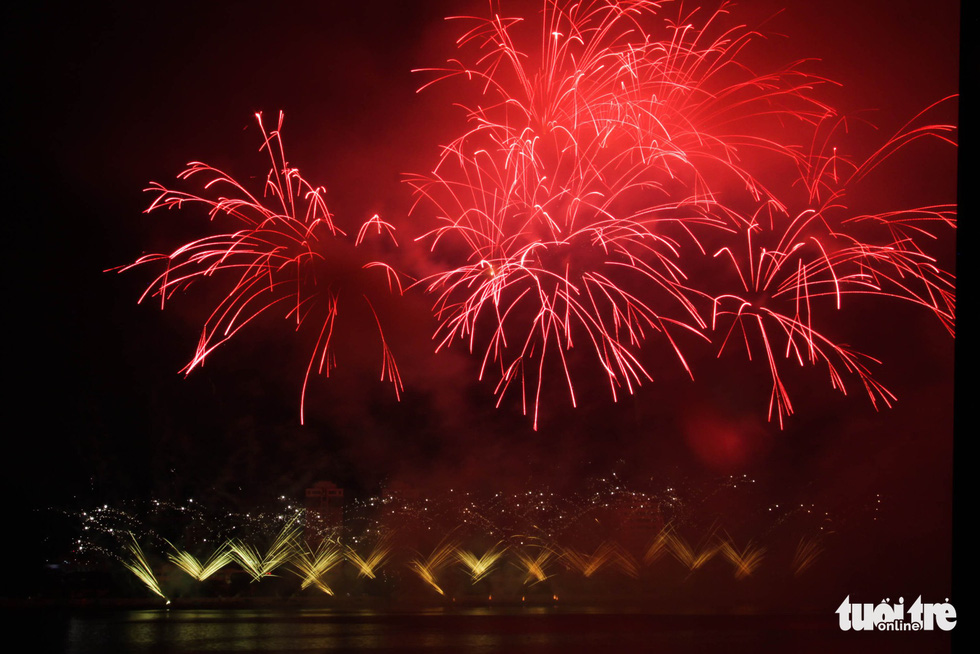 A part of Italian team fireworks Parente Fireworks Group performance at Da Nang International Fireworks Festival 2019 on June 15, 2019. Photo: Tan Luc / Tuoi Tre