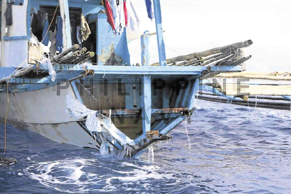 A Filipino ship that sank off Vietnam’s Truong Sa (Spratly) archipelago on June 9 after being hit by a Chinese vessel is brought to shore. Photo: Philippine Navy
