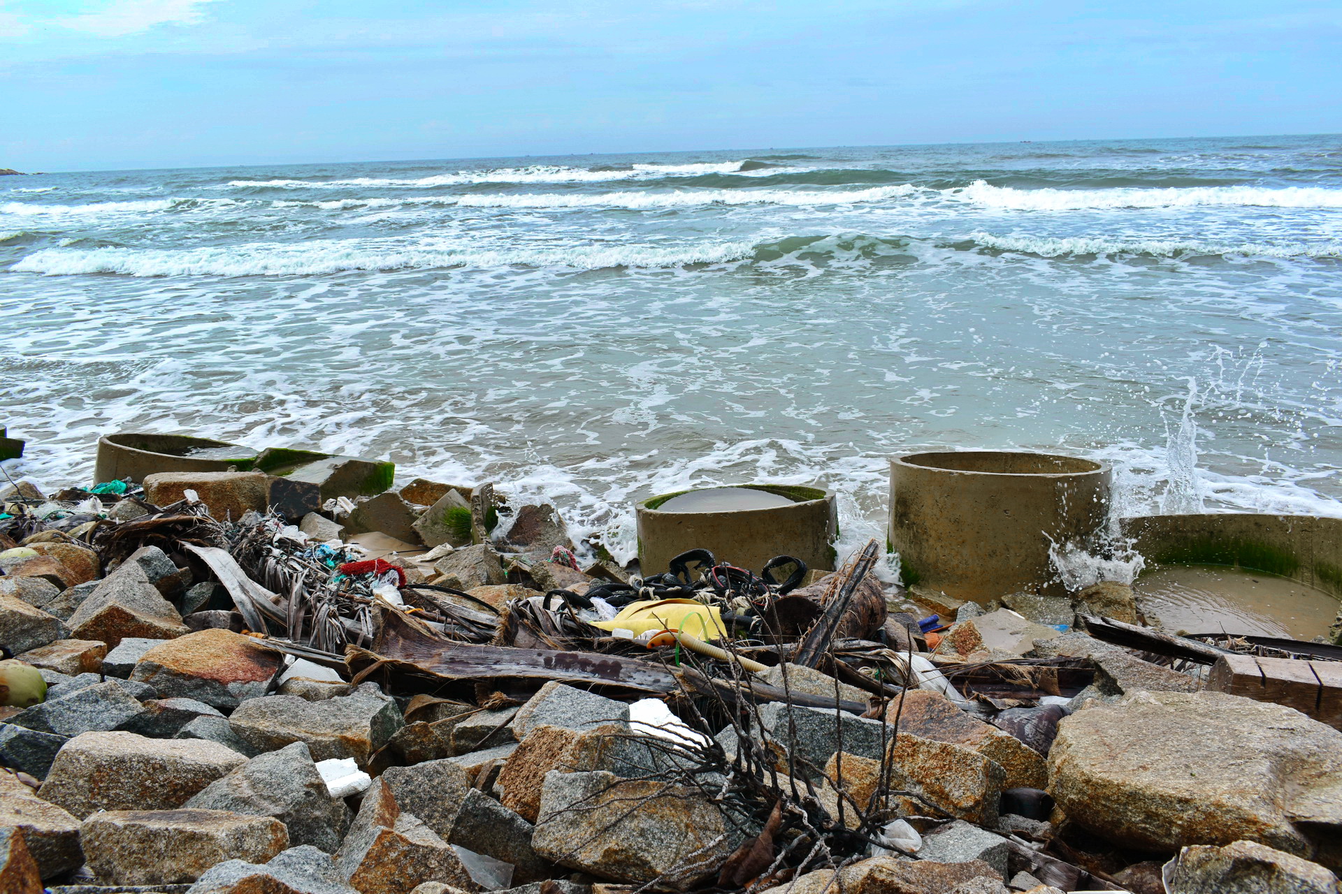 The Ke Ga Beach in Binh Thuan Province, Vietnam is littered with trash from human activities. Photo: Tuan Son / Tuoi Tre News