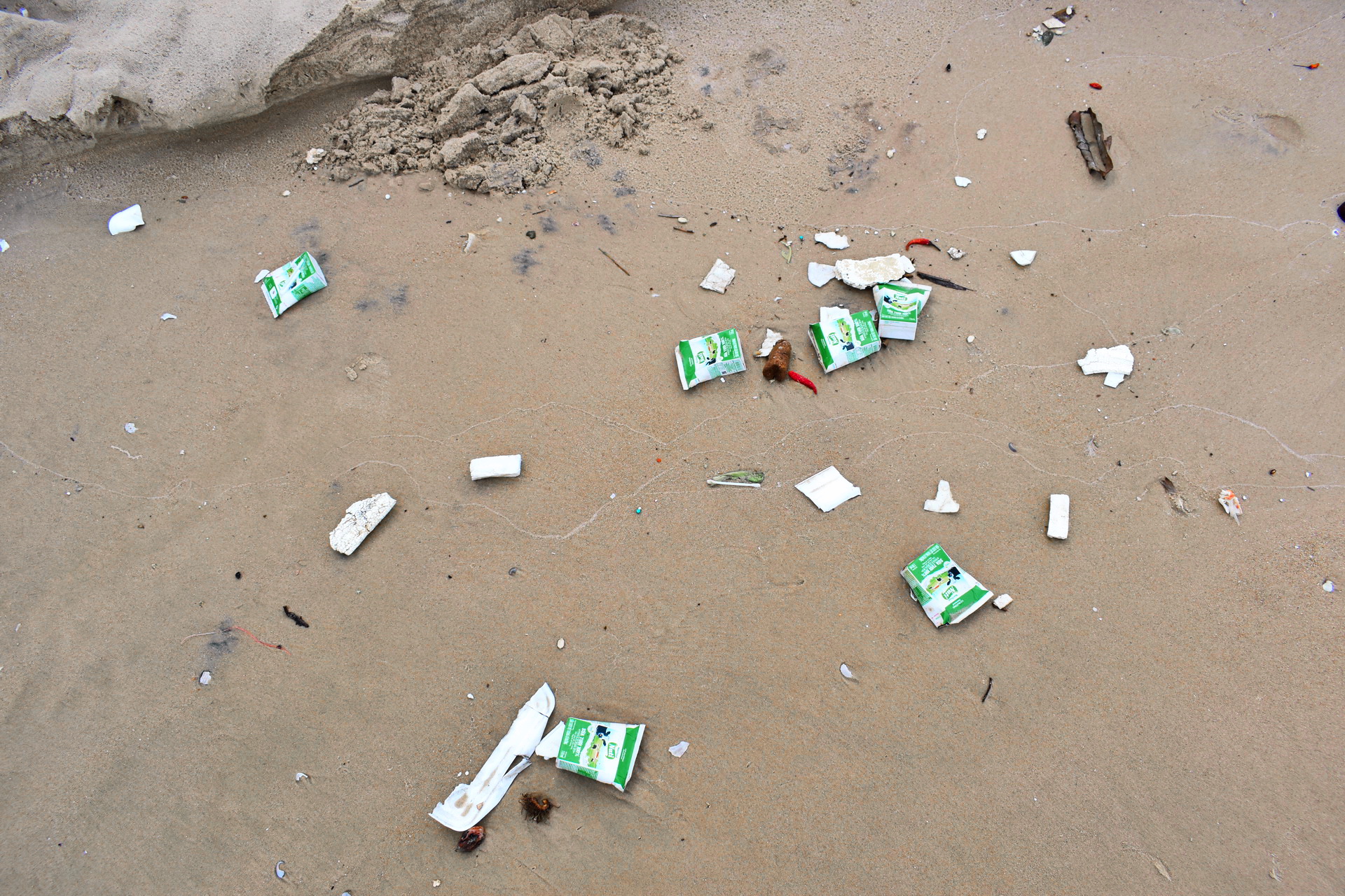 The Ke Ga Beach in Binh Thuan Province, Vietnam is littered with trash from human activities. Photo: Tuan Son / Tuoi Tre News