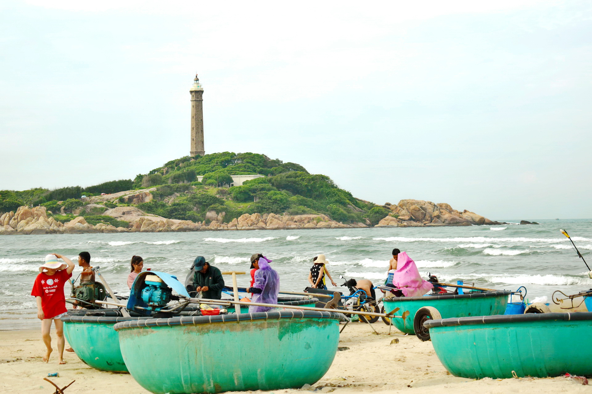 Fishermen and conical boats gather at a fishing village at the Ke Ga Beach in Binh Thuan Province, Vietnam. Photo: Tuan Son / Tuoi Tre News
