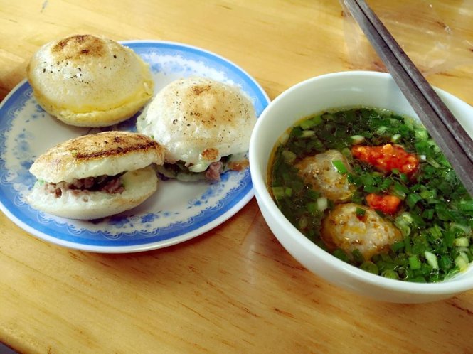 A serving of banh can. Photo: Huyen Tran / Tuoi Tre