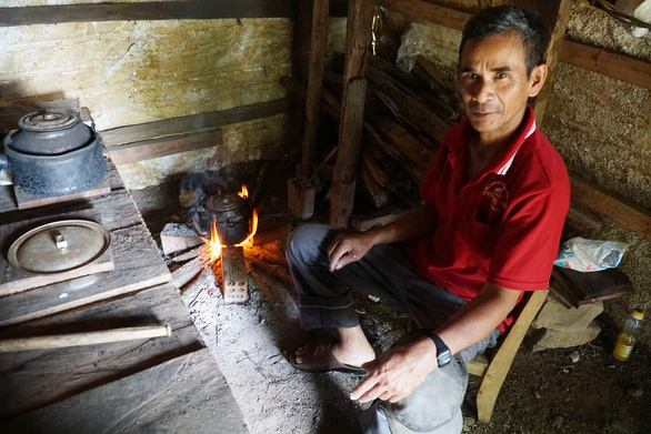 Pham Van Trieu boils water for tea in his house in central Vietnam’s province of Quang Ngai. Photo: T. Mai / Tuoi Tre