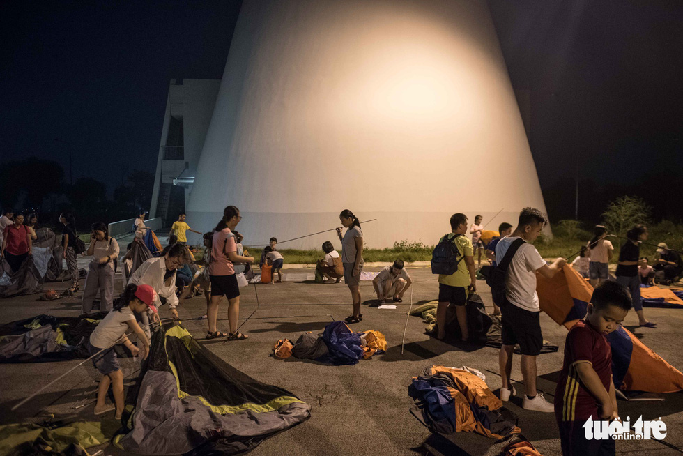 Participants gather for the eclipse viewing event. Photo: Hoang Thanh Tung / Tuoi Tre