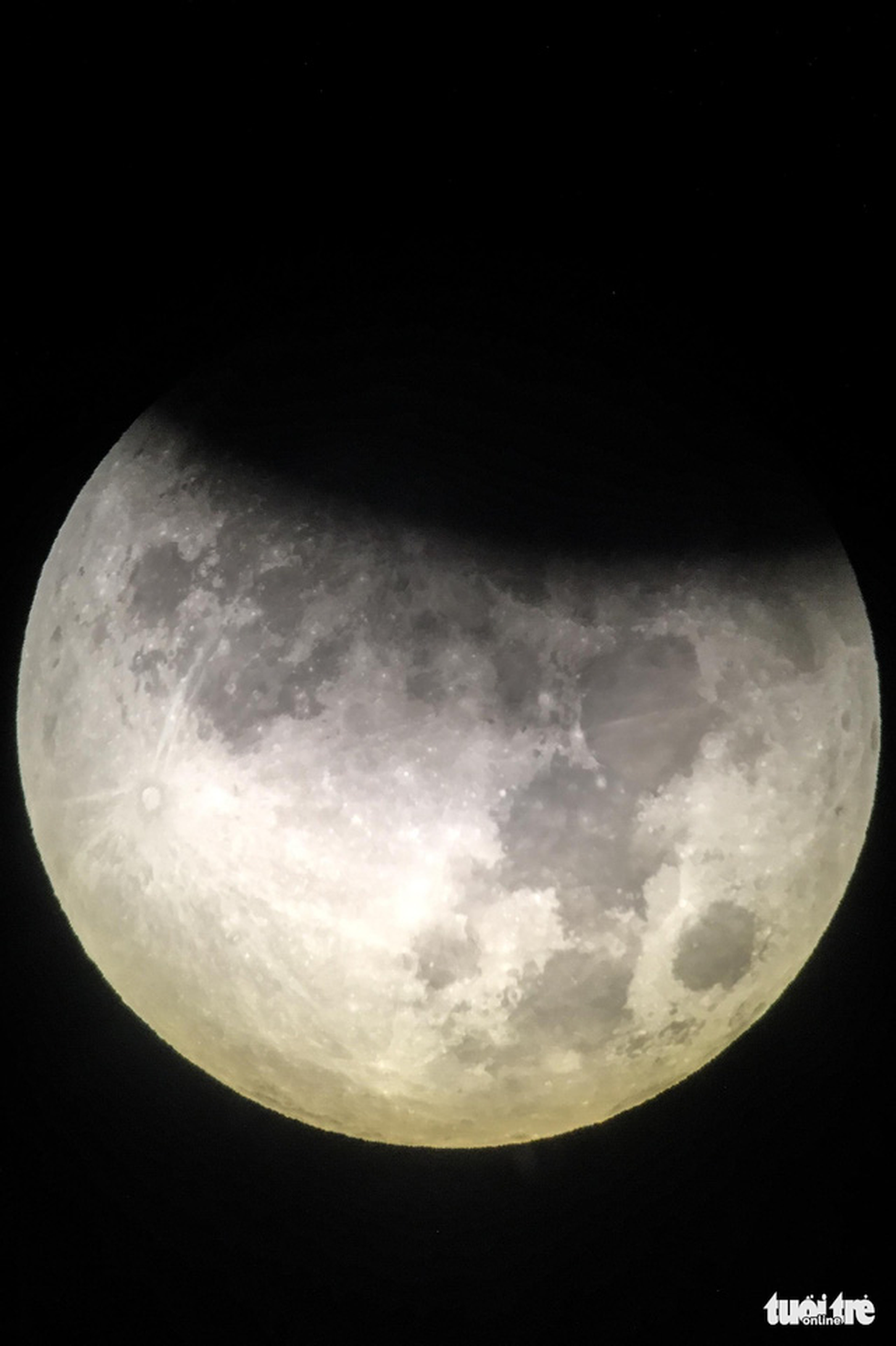 A close-up view of the partial lunar eclipse on July 16 and 17, 2019. Photo: Hoang Thanh Tung / Tuoi Tre