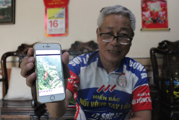 Thanh Hai shows a photo of a particularly difficult cycling route he conquered. Photo: My Lang / Tuoi Tre